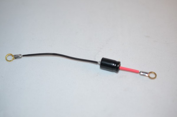 Kondensator 33 µF/63V, rot-schwarz, ungleiche Enden