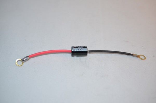 Kondensator 22 µF/63V, rot-schwarz, gleiche Enden