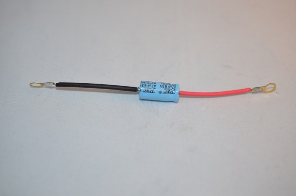 Kondensator 47 µF/63V, rot-schwarz, gleiche Enden