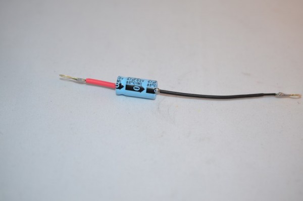 Kondensator 47 µF/63V, rot-schwarz, ungleiche Enden