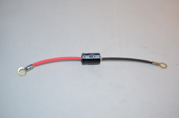 kondensator-22-f-63v-rot-schwarz-gleiche-enden.jpg